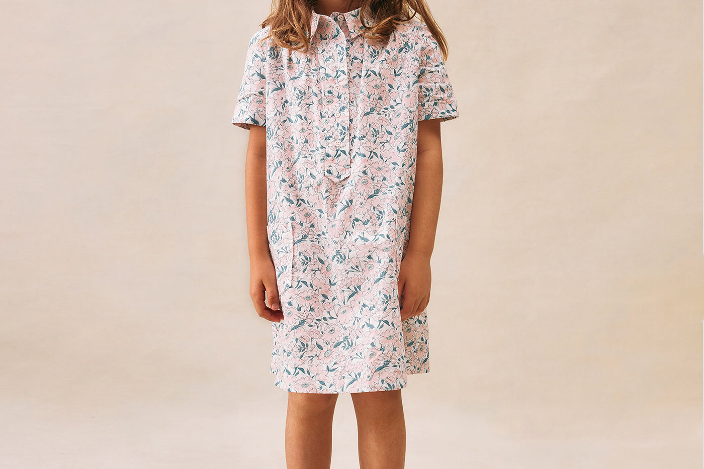 Look fille été 2025  Robe rose en tissu Liberty