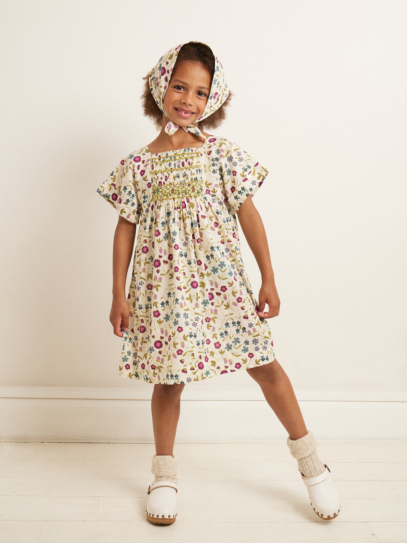 LOOK FILLE ETE 2023 FOULARD A MOTIFS