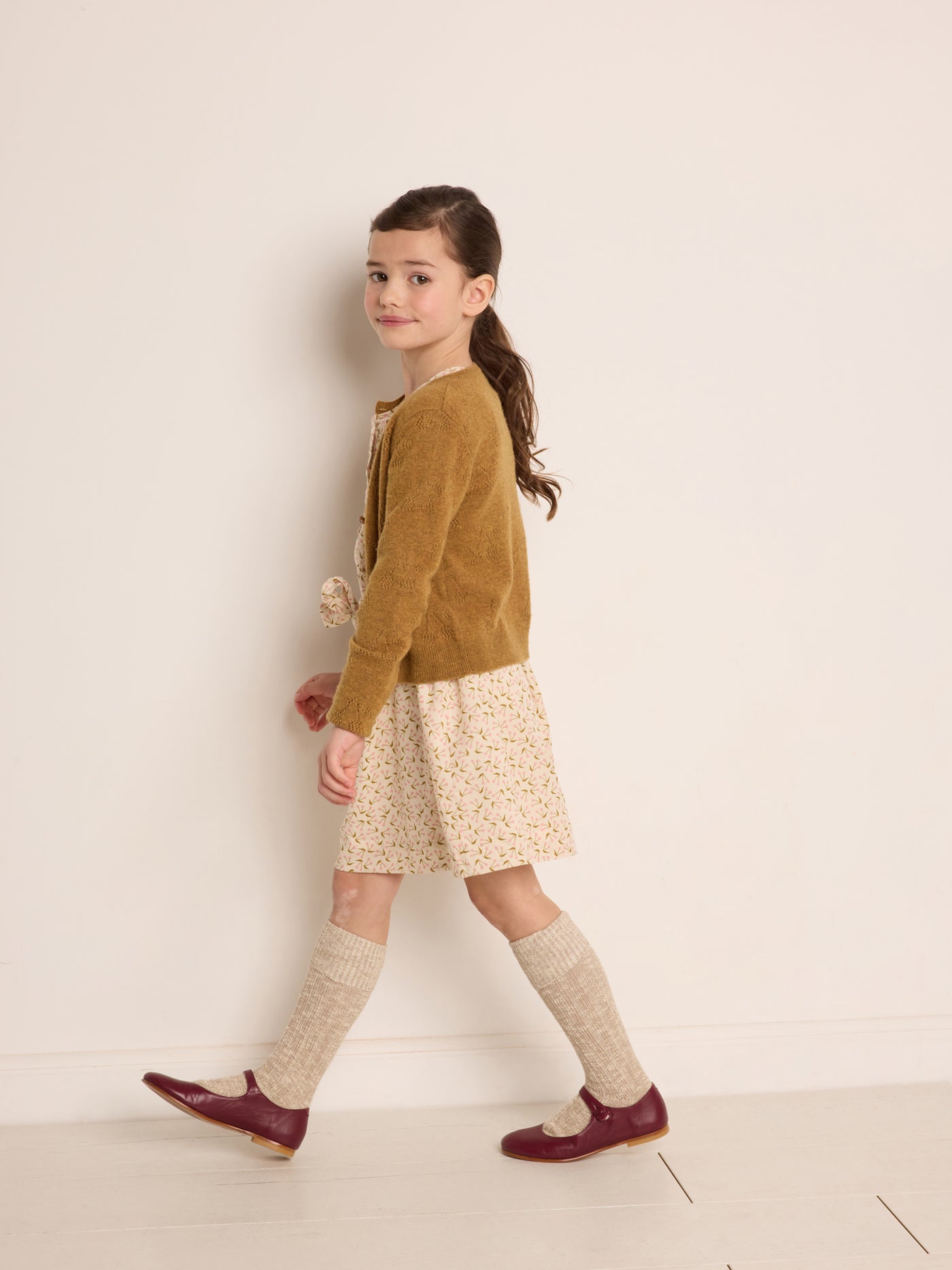 Look fille hiver 2023 cardigan sable